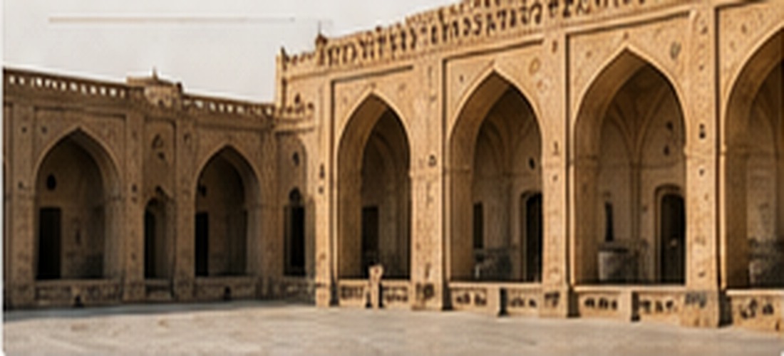 حیاطی ایرانی با ردیفی از طاق‌ها